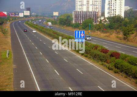 Anzeigen von Pune Mumbai Expressway in der Nähe von Somatane Mautstelle in Pune Stockfoto