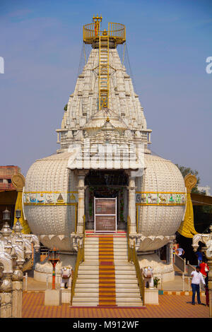 Ansicht schließen von Shree Shankheshwar Parshnath Kalash Tirth - Jain Tempel, Tempel in der Form von kalash, Somatane Mautstelle in Pune Stockfoto