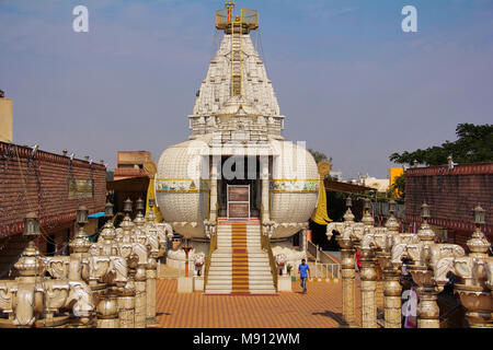 Ansicht schließen von Shree Shankheshwar Parshnath Kalash Tirth - Jain Tempel, Tempel in der Form von kalash, Somatane Mautstelle in Pune Stockfoto