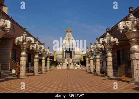 Ansicht schließen von Shree Shankheshwar Parshnath Kalash Tirth - Jain Tempel, Tempel in der Form von kalash, Somatane Mautstelle in Pune Stockfoto