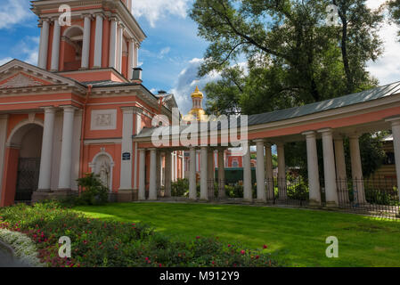 Russland, SANKT PETERSBURG - 18. AUGUST 2017: Glockenturm (1812) des Heiligen Kreuzes Kosak Kathedrale Stockfoto