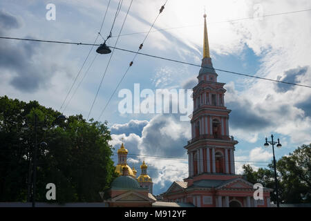 Russland, SANKT PETERSBURG - 18. AUGUST 2017: Glockenturm (1812) des Heiligen Kreuzes Kosak Kathedrale Stockfoto