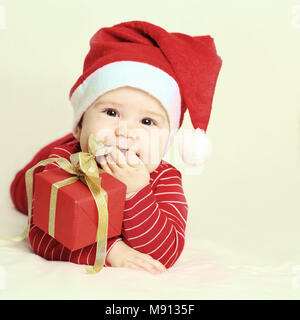 Baby in Santa Hut und Neujahr oder Weihnachten Geschenk Stockfoto