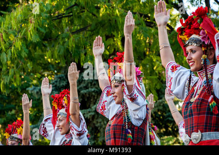 Plovdiv, Bulgarien 3. August 2013: Schöne Bulgarische Frauen Tänzerinnen auf der Bühne des 19. Internationalen Folklorefestival. Stockfoto