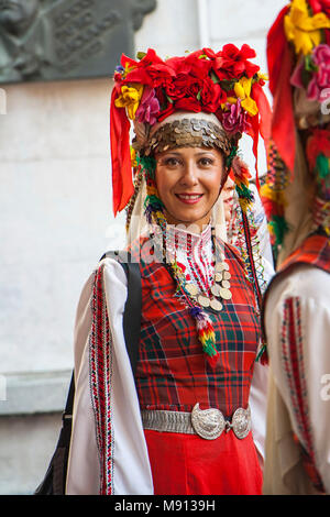 Plovdiv, Bulgarien 3. August 2013: Schöne bulgarische Frau ist ein Tänzer bei der 19. Internationalen Folklorefestival. Stockfoto