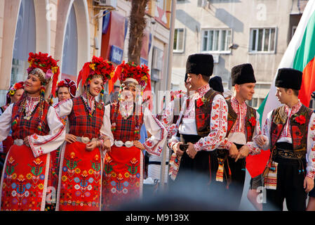 Plovdiv, Bulgarien vom 3. August 2013: Tänzer form Ensemble Trakia mit bunten Bulgarischen Kostüme sind zu Fuß auf Prozession, um ihre Leistung zu fördern. Stockfoto