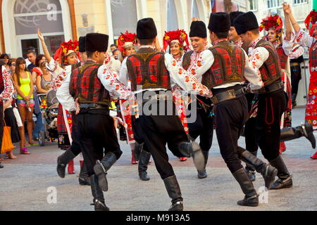 Plovdiv, Bulgarien vom 3. August 2013: Männliche Tänzer in der bulgarischen nationalen Kostüme auf der Straße während der 19. Internationalen Folklore Festival Stockfoto