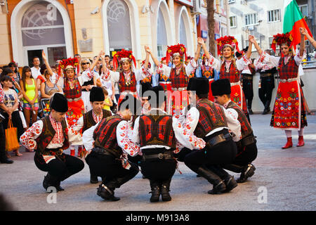 Plovdiv, Bulgarien vom 3. August 2013: Männliche und weibliche Tänzerinnen nationalen bulgarischen Tanz auf der Straße während der 19. Internationalen Folklore Festival Stockfoto