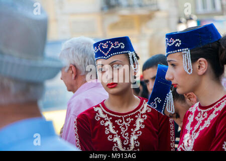 Plovdiv, Bulgarien - 3. August 2013: Zwei armenische Mädchen in Folklore Kostüme warten auf ihre Leistung bei der 19. Internationalen Folklore Festival Stockfoto