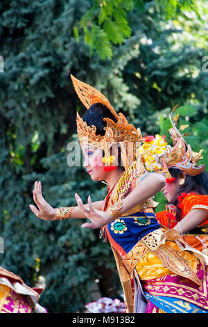 Plovdiv, Bulgarien - 3. August 2013: Indonesische weiblichen Folklore Tänzerin in einem bunten Kostüm ist auf dem 19. Internationalen Folklore Festival Stockfoto