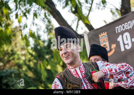 Plovdiv, Bulgarien vom 3. August 2013: Männlich folklore Tänzerin in der Bulgarischen Nationalen Kostüm ist auf der Bühne des 19. internationalen Folklore Festival Stockfoto