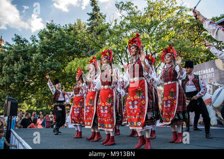 Plovdiv, Bulgarien 3. August 2013: Tänzer aus Ensamble Trakia auf der Bühne des 19. internationalen Folklore Festival Stockfoto