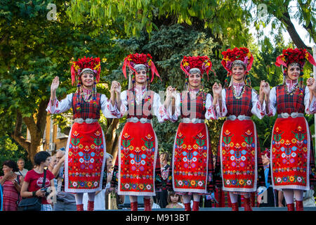 Plovdiv, Bulgarien 3. August 2013: Schöne Bulgarische Frauen Tänzerinnen auf der Bühne des 19. Internationalen Folklorefestival. Stockfoto