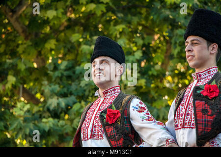 Plovdiv, Bulgarien vom 3. August 2013: Männliche Tänzer in der bulgarischen nationalen Kostüme sind auf der Bühne des 19. Internationalen Folklorefestival. Stockfoto