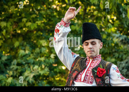 Plovdiv, Bulgarien vom 3. August 2013: Männlich folklore Tänzerin in der Bulgarischen Nationalen Kostüm ist auf der Bühne des 19. internationalen Folklore Festival Stockfoto