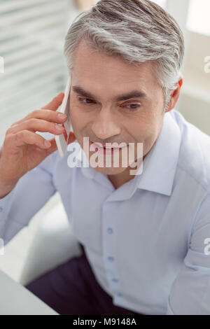 Porträt eines netten gutaussehenden Geschäftsmann sprechen Stockfoto