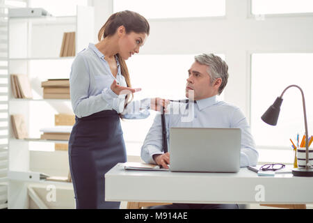 Nette junge Frau mit einem mans Riegel Stockfoto