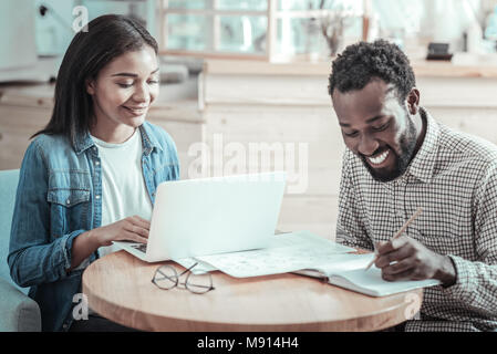 Positiv begeistert Studenten zusammen studieren Stockfoto