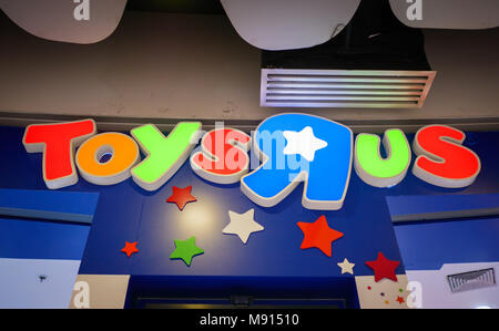 Bangkok, Thailand - 17. März 2018: Toys R Us-Logo vor Shop in Bangkok, Thailand. Stockfoto