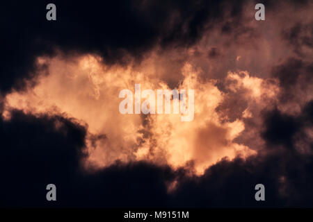 Die Lücke zwischen den dunklen Wolken, die bilden. Verwendet film Filter für weichen Ton. Stockfoto