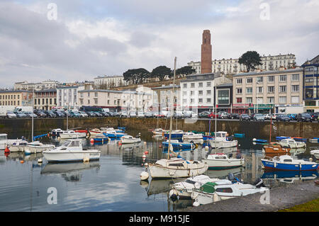 Der Weltkrieg 1 Naval Denkmal sieht von oben nach unten über den kleinen Hafen, wo die Einheimischen ihre Boote in Brest, Finistere, Frankreich günstig. Stockfoto