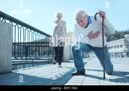 Ältere Mann Leiden von Herzinfarkt Stockfoto