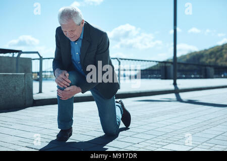 Alte Menschen leiden schreckliche Knieschmerzen Stockfoto