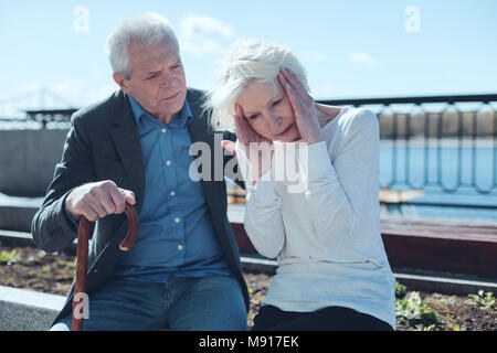 True hearted Mann umarmt Frau leidet unter Kopfschmerzen. Stockfoto