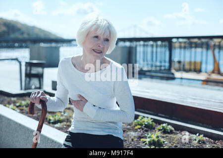 Emotional erschöpft Frau leidet unter starken Schmerzen Stockfoto