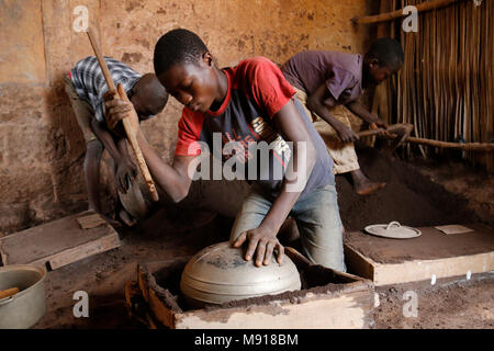 Schmiede in Bohicon, Benin. Kinder beitragen. Stockfoto