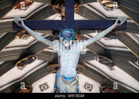 St.-Nikolaus-Kirche. Christus am Kreuz. 15. Jahrhundert. Fribourg. Die Schweiz. Stockfoto