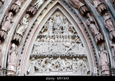 Unsere Liebe Frau von der Straßburger Münster. Die westliche Fassade. Tympanon. Das letzte Gericht. Straßburg. Frankreich. Stockfoto