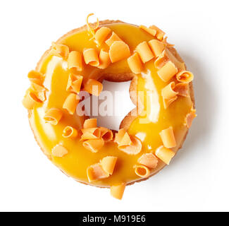 Orange Donut mit Chocolate Chips auf weißem Hintergrund, Ansicht von oben Stockfoto