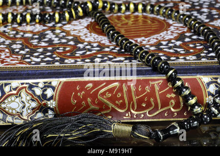 Heiligen Quran und muslimische Gebet Perlen. Stockfoto