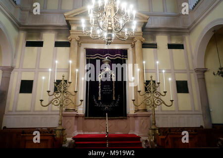 Colmar Synagoge. Thoraschrein oder Aron Kodesh mit den Thorarollen. Colmar. Frankreich. Stockfoto