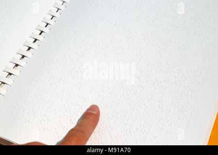 Mann, das Lesen der Bibel in Blindenschrift. Straßburg. Frankreich. Stockfoto