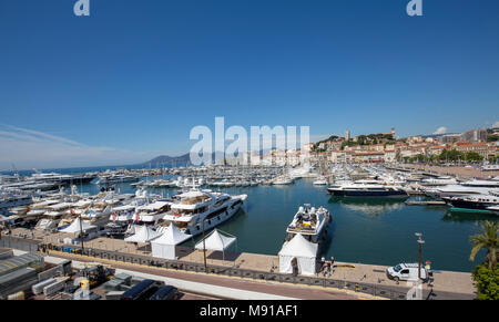 Alten Hafen von Cannes, Frankreich, Cote d'Azur, Luxus Motoryachten, die Quay Saint-Pierre Stockfoto