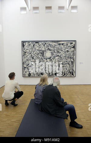 Musée National d'Art Moderne (Museum für Moderne Kunst), Centre Georges Pompidou, Paris, Frankreich. Besucher, die an ein Gemälde von Pierre Alechinsky Stockfoto