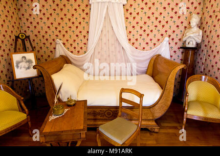 Französisch 19. Jahrhundert Schriftsteller Chateaubriand's House in ChÃ¢tenay Sceaux, Frankreich. Juliette RÃ©Der camier Schlafzimmer mit Charles X Möbel. Stockfoto