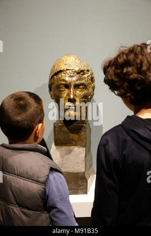 Maurice Denis Museum, Saint Germain en Laye, Frankreich. Jungen auf der Suche nach einer Statue. Stockfoto