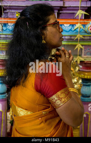 Ganesh Festival in Paris. Betende Frau im Tempel. Frankreich. Stockfoto