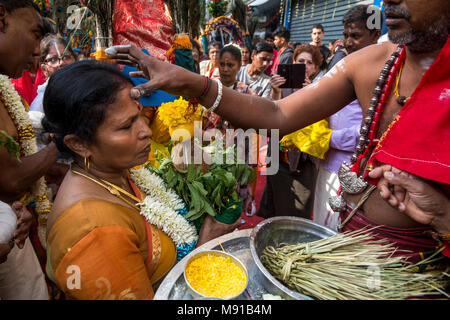 Ganesh Festival in Paris. Blesssing der Teilnehmer. Frankreich. Stockfoto