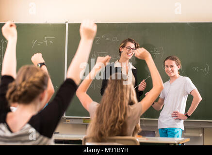 Mathelehrer vor Studenten, die gut vorbereitet sind Stockfoto