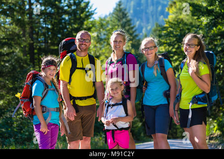 Familie mit vier Kindern in den Bergen wandern Stockfoto