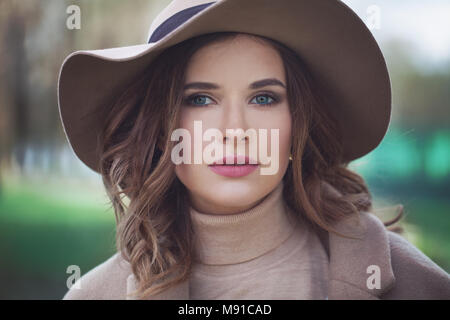 Schöne Frau Mode Modell Beige Tragen hat im Frühjahr Park im Freien Stockfoto