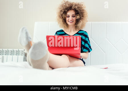 Gerne selbständige Frau oder Telearbeiter Stockfoto