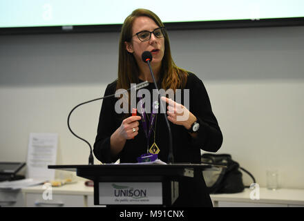 Sara Gorton, Leiter Gesundheit bei Unison, spricht während einer Sitzung, in der Union mit Sitz in London, wo die Gewerkschaftsführer, die NHS Arbeitnehmer die Annahme einer kostenpflichtigen Angebot von zwischen 6,5% und 29% in drei Jahren empfohlen. Stockfoto