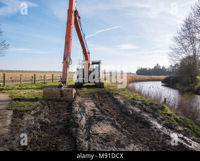 Baggerarbeiten an der Royal Military Canal, Appledore, Kent, Großbritannien Stockfoto