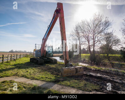 Baggerarbeiten an der Royal Military Canal, Appledore, Kent, Großbritannien Stockfoto