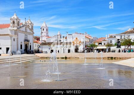 Brunnen in Babynahrung Platz mit der Kirche Santa Maria auf der linken und das Gebäude auf der Rückseite, Lagos, Algarve, Portugal, Europa. Stockfoto